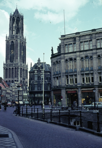 849826 Gezicht op het warenhuis van Vroom & Dreesmann (rechts, Oudegracht 167-179, Stadhuisbrug 3-5), met in het midden ...